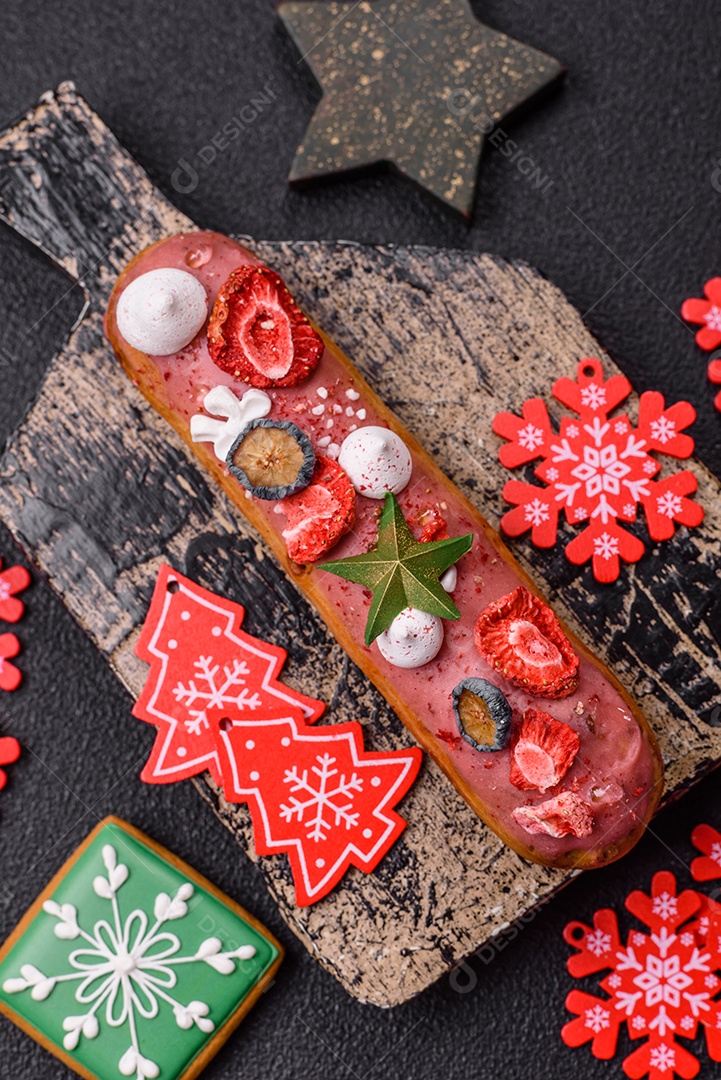 A imagem mostra um eclair decorado festivamente, possivelmente para o Natal