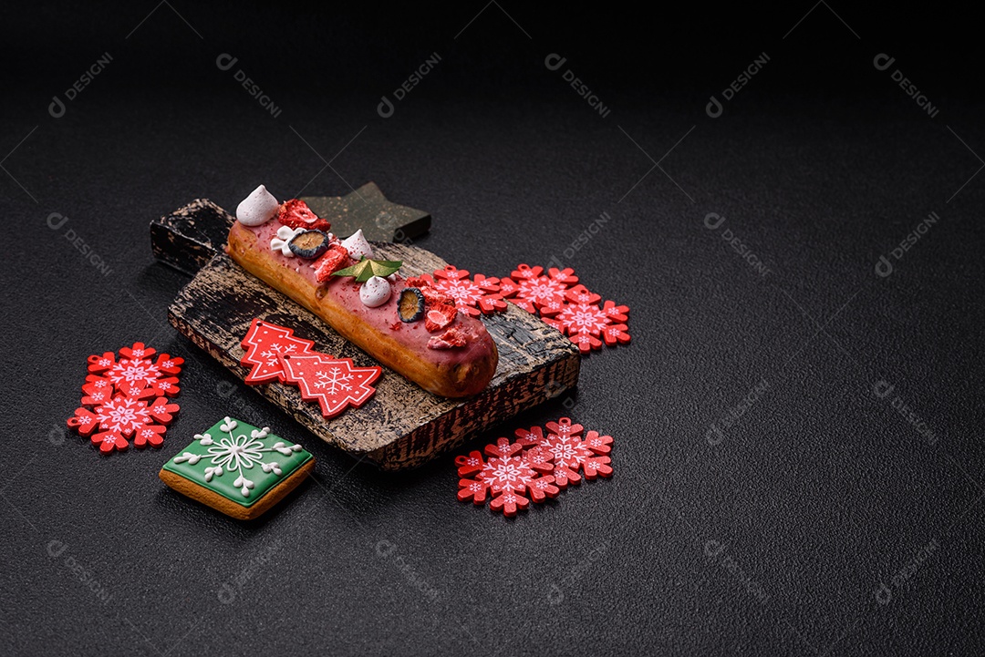 A imagem mostra um eclair decorado festivamente, possivelmente para o Natal