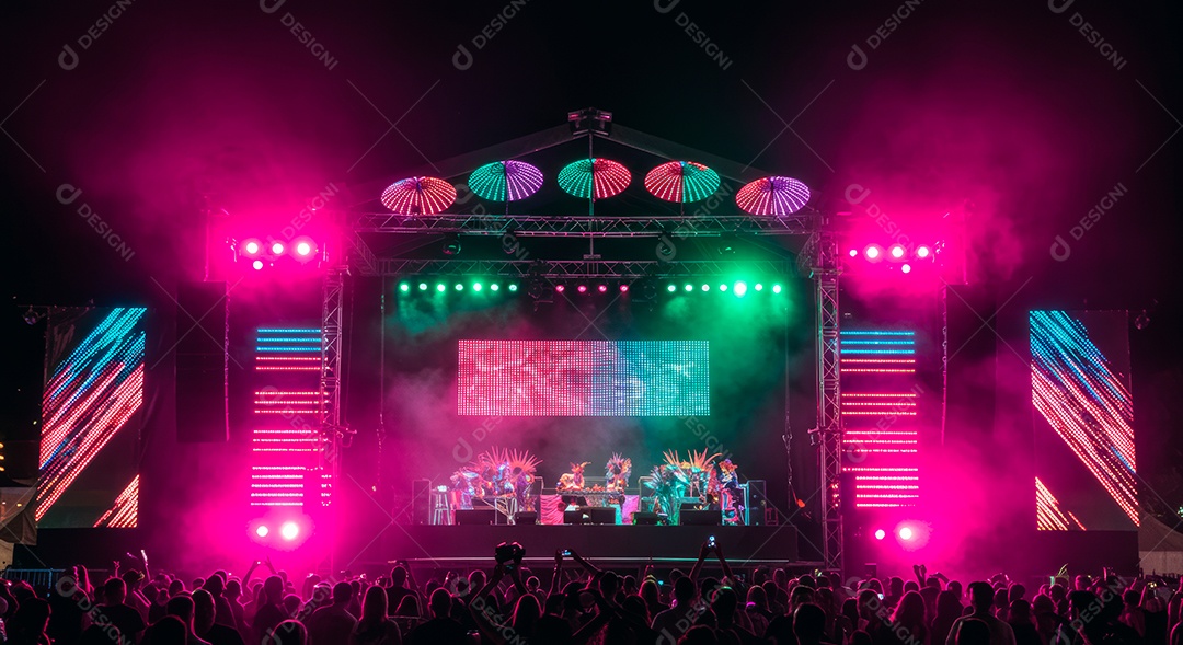 Cenário de festa de Carnaval iluminado.