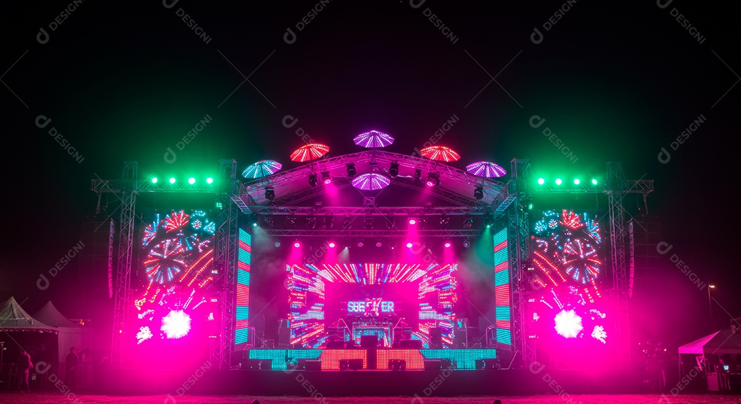 Cenário de festa de Carnaval iluminado.