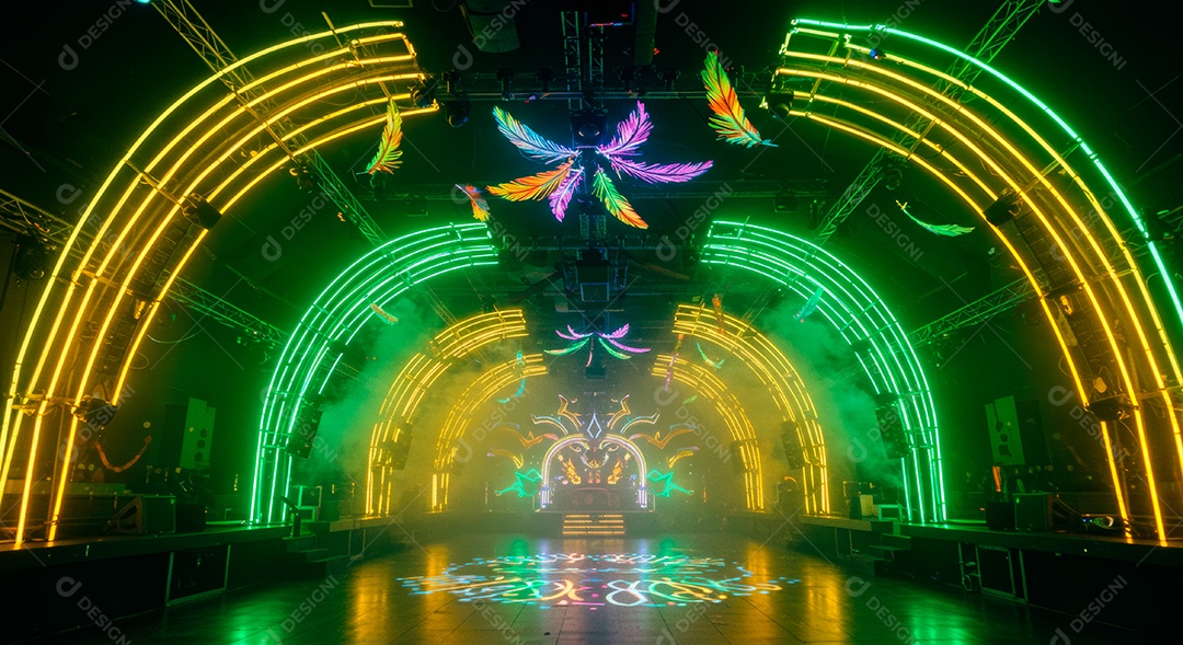 Cenário de festa de Carnaval iluminado.