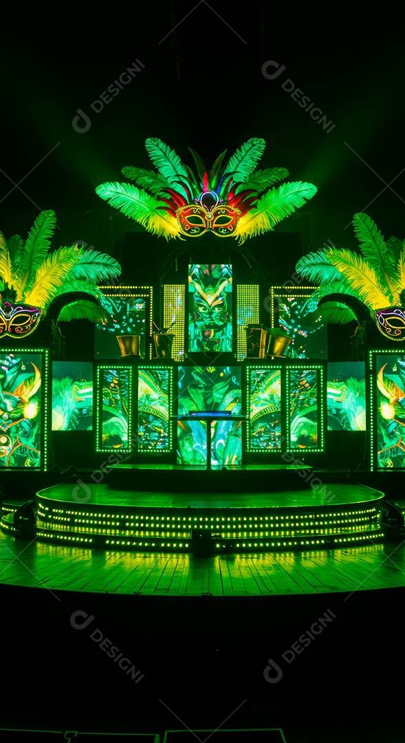 Cenário de festa de Carnaval iluminado.