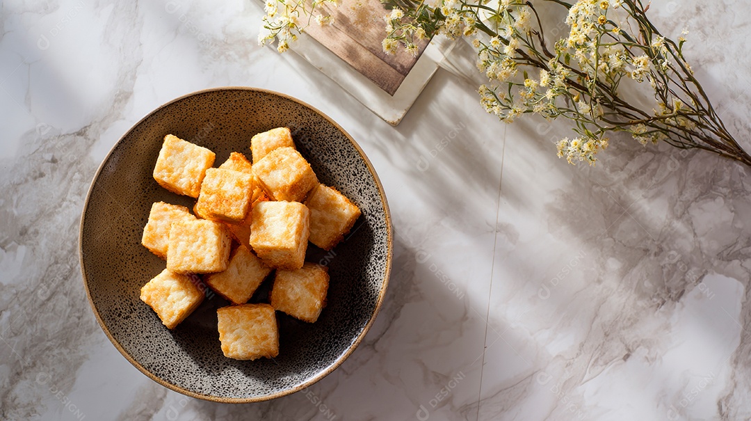 A imagem mostra tofu preparado, que é um alimento versátil e nutritivo de origem chinesa.