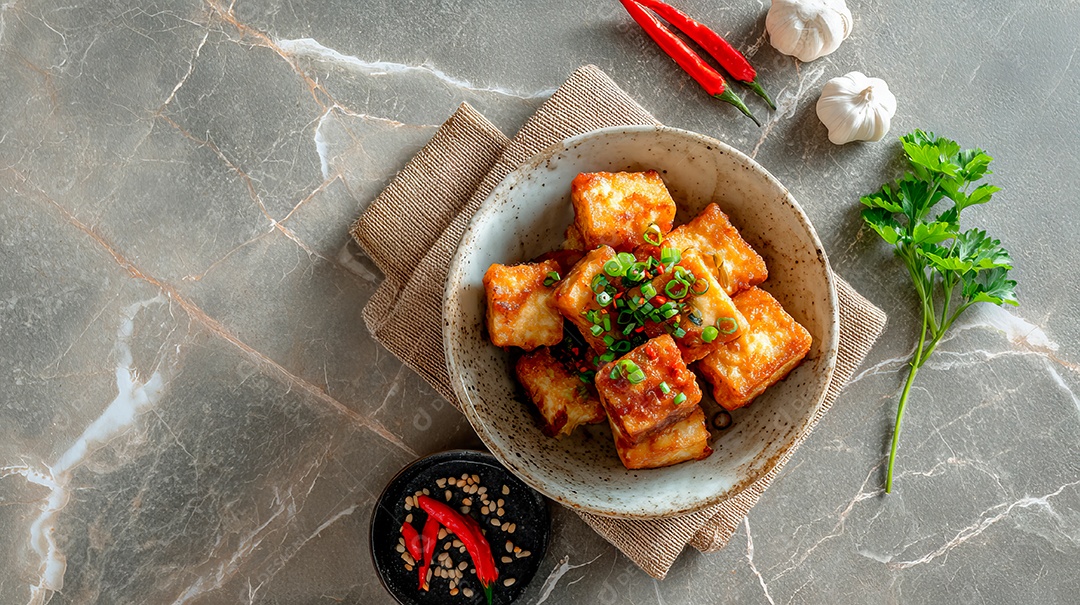 A imagem mostra tofu preparado, que é um alimento versátil e nutritivo de origem chinesa.
