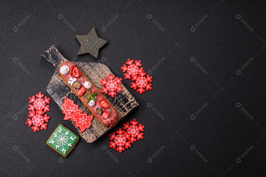 A imagem mostra um eclair decorado festivamente, possivelmente para o Natal