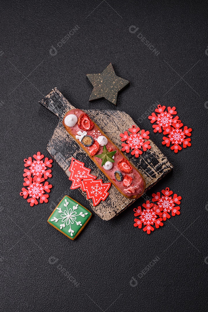 A imagem mostra um eclair decorado festivamente, possivelmente para o Natal