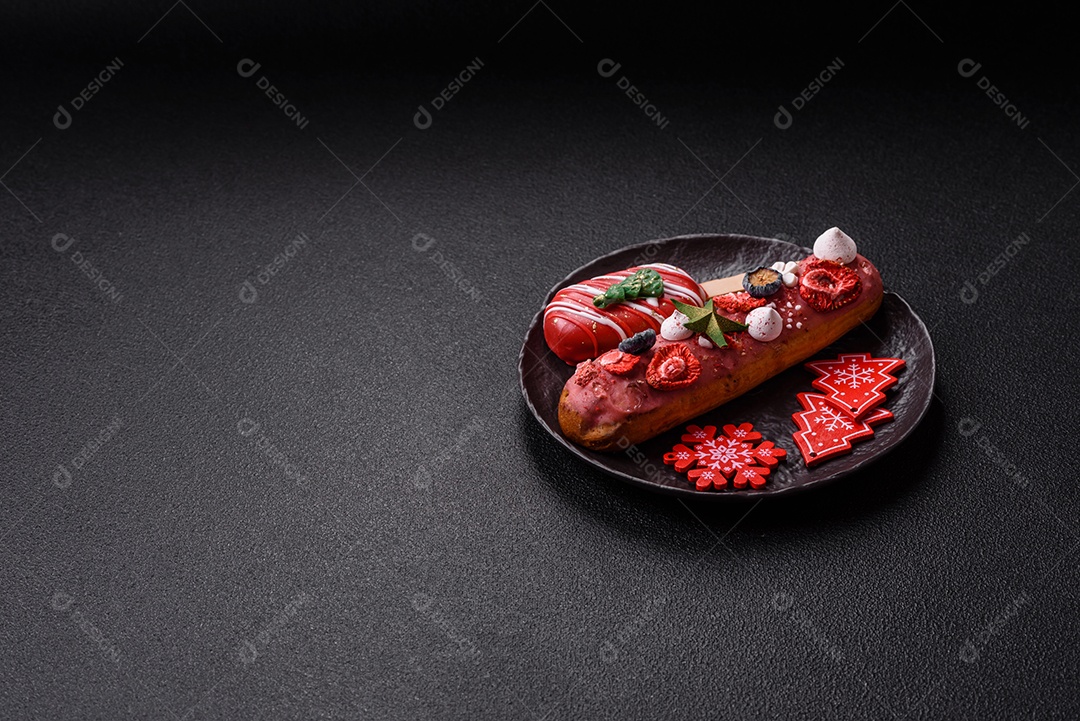 A imagem mostra um eclair decorado festivamente, possivelmente para o Natal