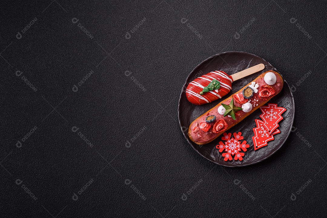 A imagem mostra um eclair decorado festivamente, possivelmente para o Natal