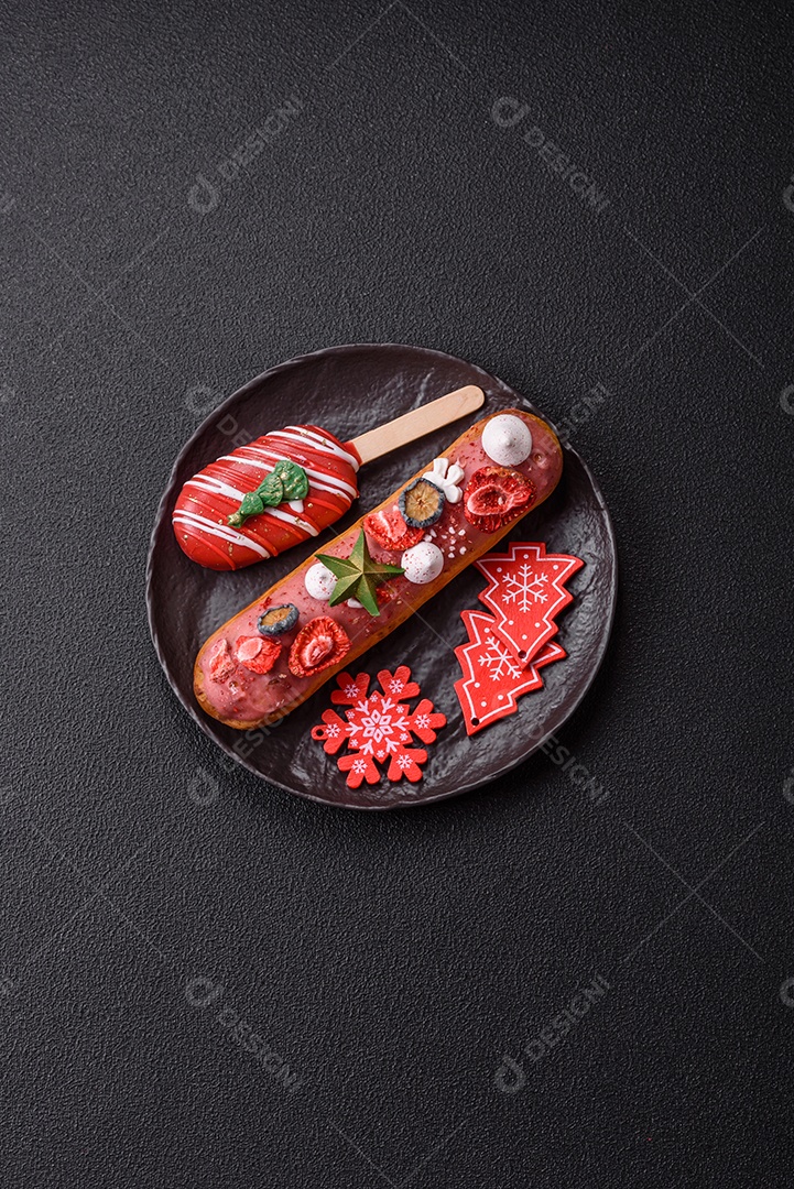 A imagem mostra um eclair decorado festivamente, possivelmente para o Natal