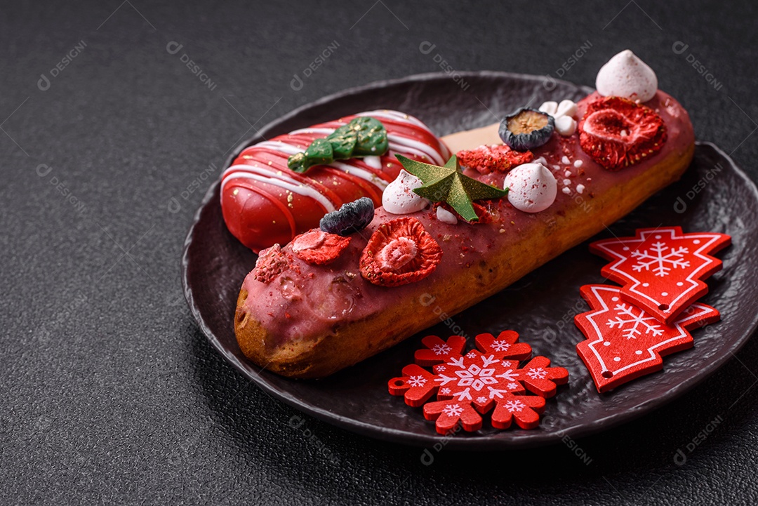 A imagem mostra um éclair, um doce de origem francesa.