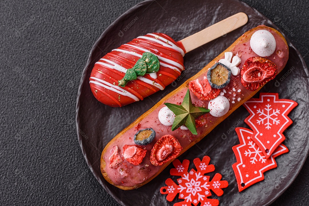 A imagem mostra éclairs (também conhecidas como bombas no Brasil) com decoração natalina