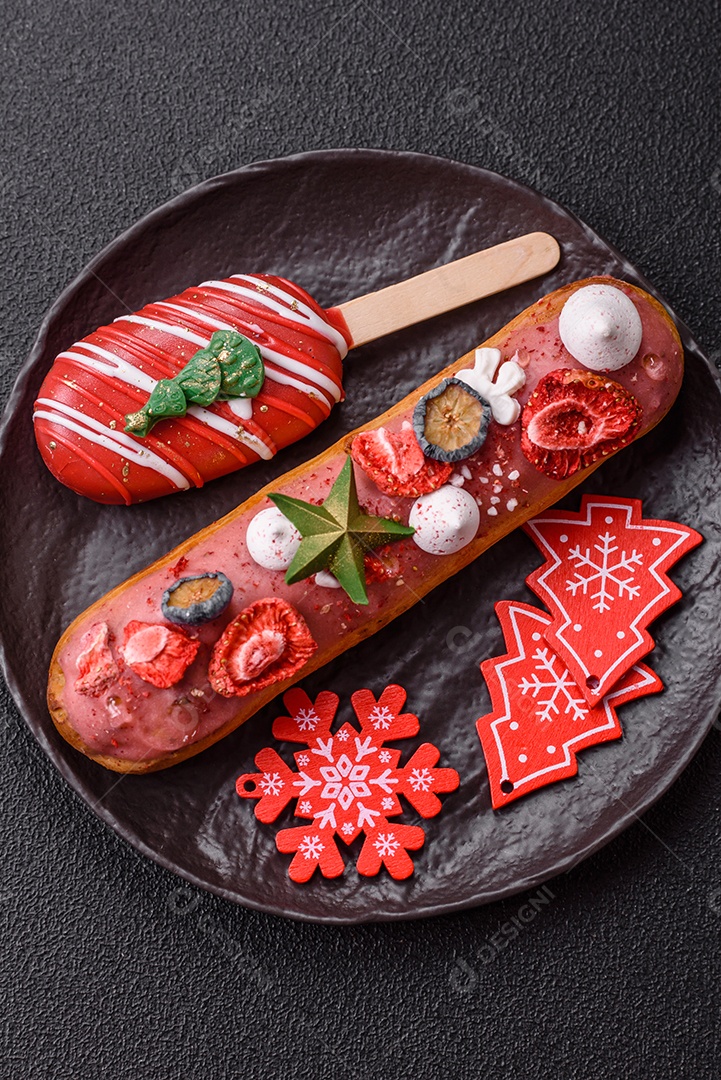 A imagem mostra éclairs (também conhecidas como bombas no Brasil) com decoração natalina