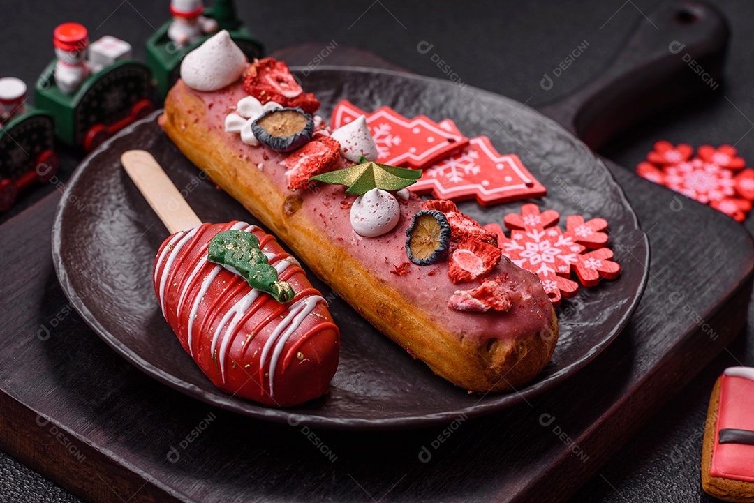 A imagem mostra éclairs (também conhecidas como bombas no Brasil) com decoração natalina