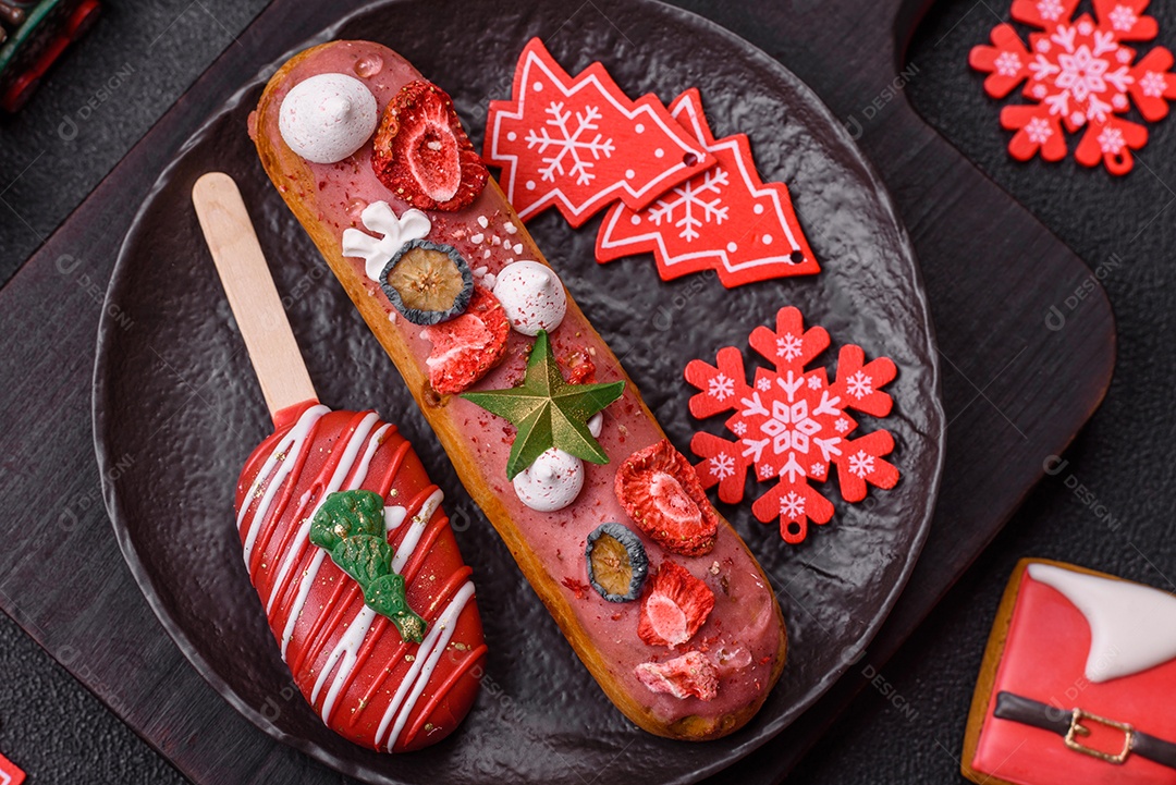 A imagem mostra éclairs (também conhecidas como bombas no Brasil) com decoração natalina