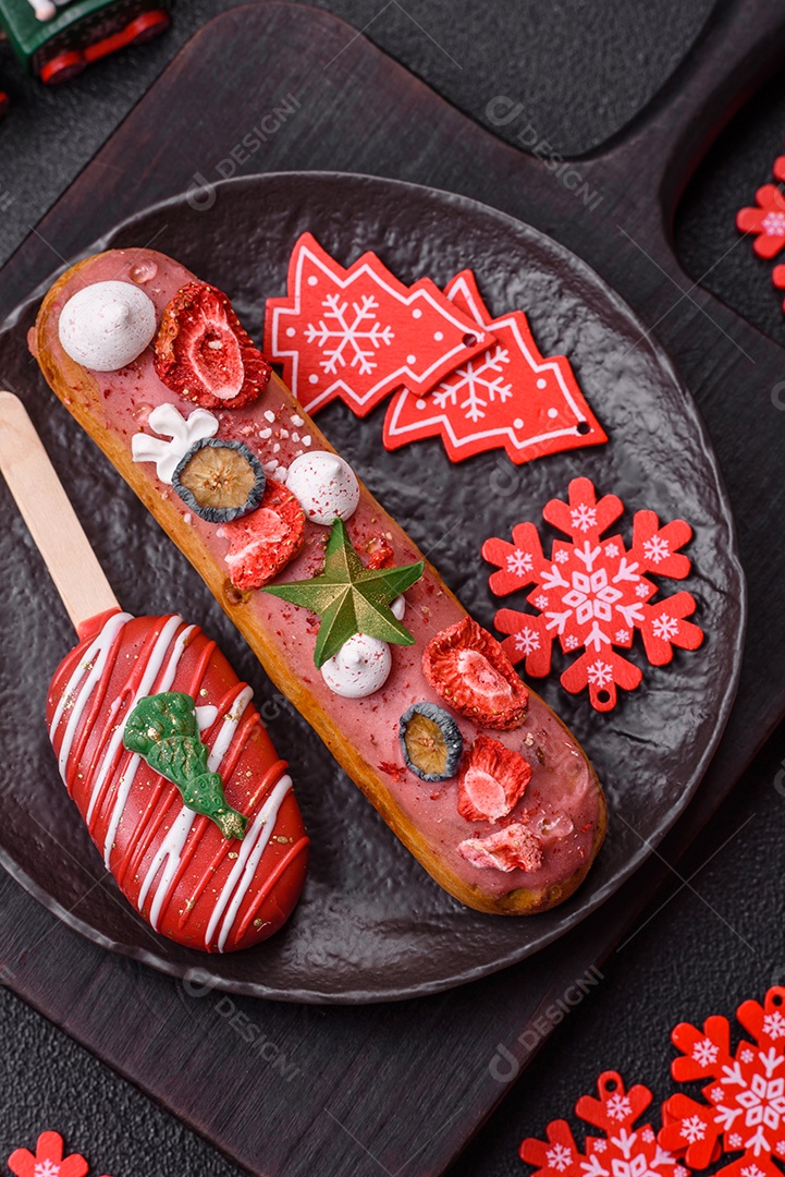 A imagem mostra éclairs (também conhecidas como bombas no Brasil) com decoração natalina