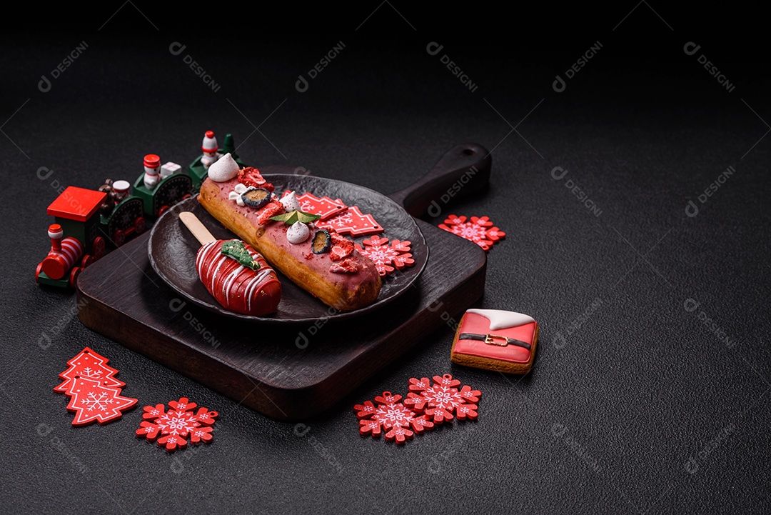 A imagem mostra éclairs (também conhecidas como bombas no Brasil) com decoração natalina