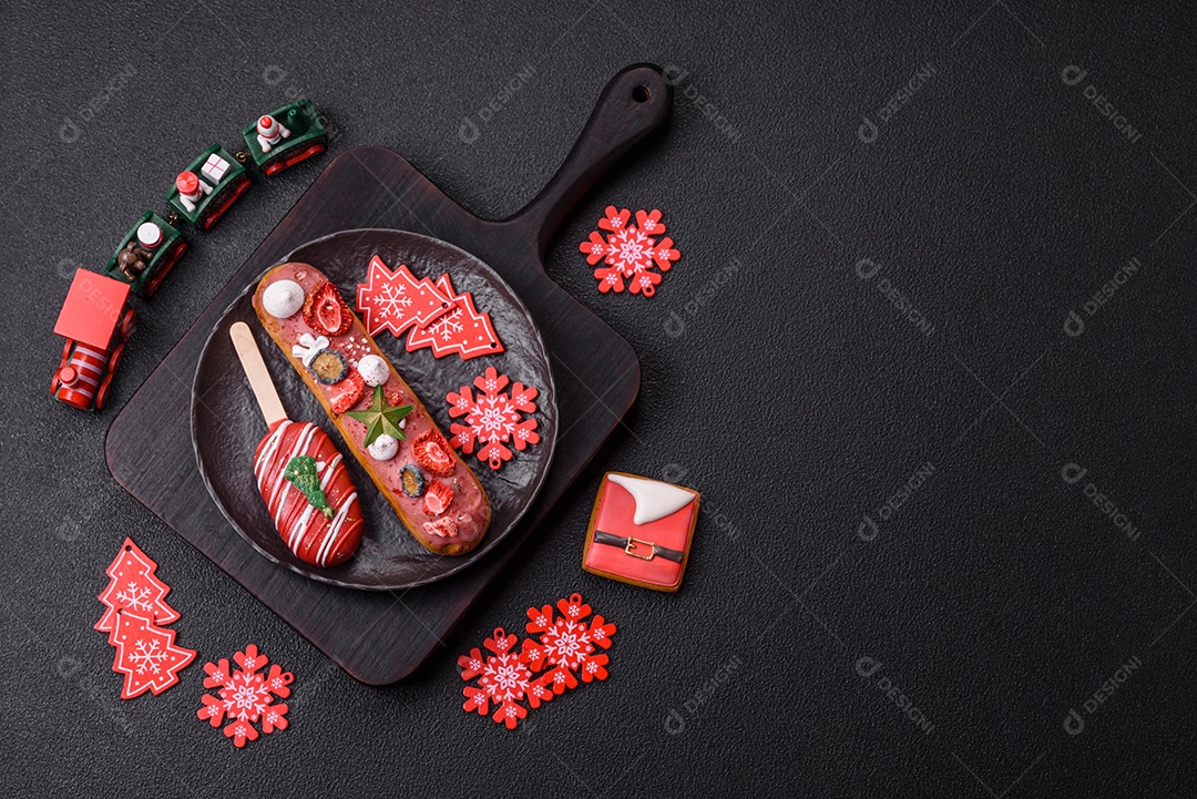 A imagem mostra éclairs (também conhecidas como bombas no Brasil) com decoração natalina