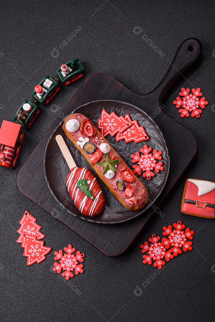 A imagem mostra éclairs (também conhecidas como bombas no Brasil) com decoração natalina