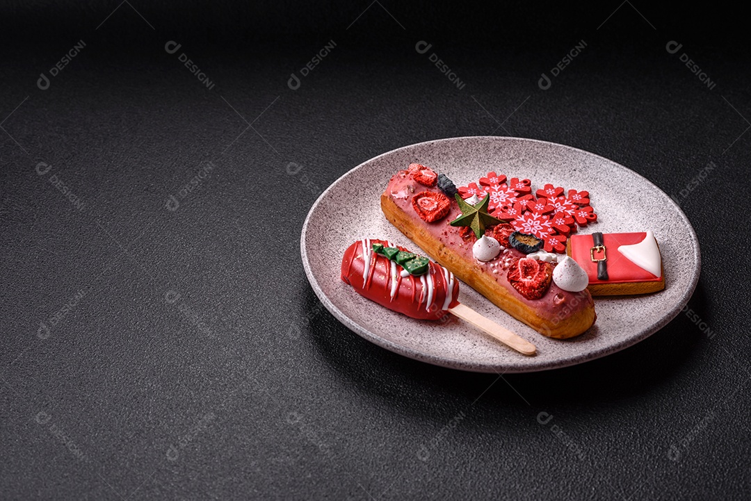 A imagem mostra éclairs (também conhecidas como bombas no Brasil) com decoração natalina