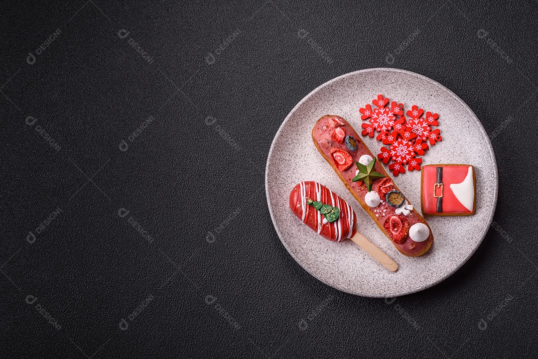 A imagem mostra éclairs (também conhecidas como bombas no Brasil) com decoração natalina