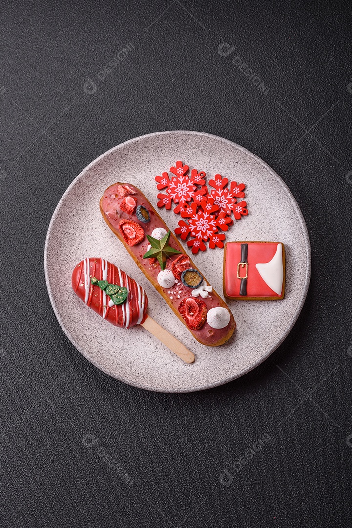 A imagem mostra éclairs (também conhecidas como bombas no Brasil) com decoração natalina