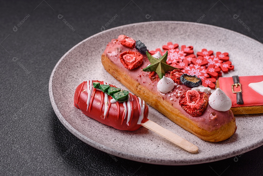 A imagem mostra picolés de bolo decorados, que são bolos em forma de picolé