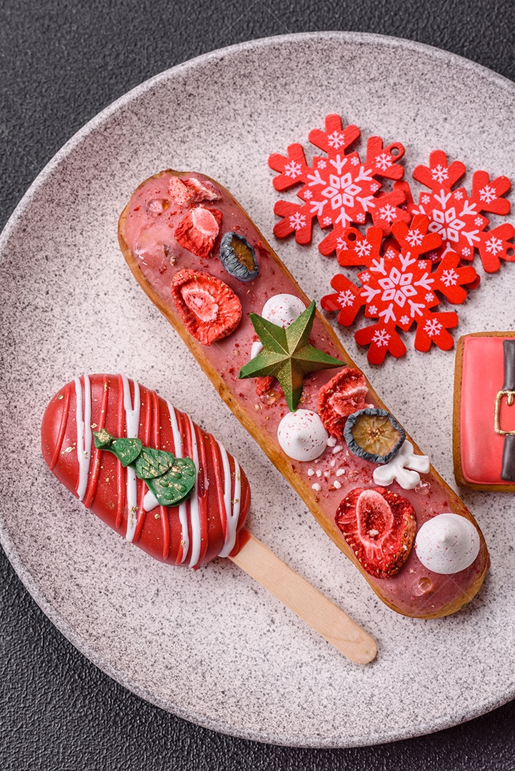 A imagem mostra éclairs (também conhecidas como bombas no Brasil) com decoração natalina