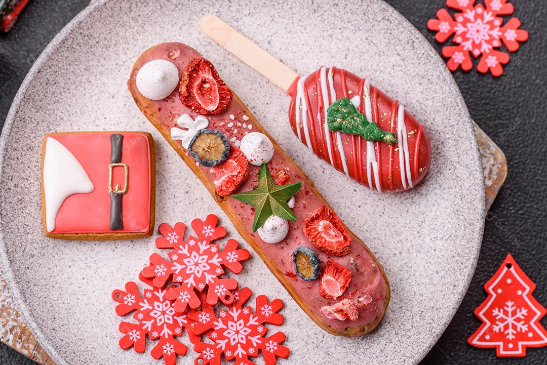 A imagem mostra éclairs (também conhecidas como bombas no Brasil) com decoração natalina