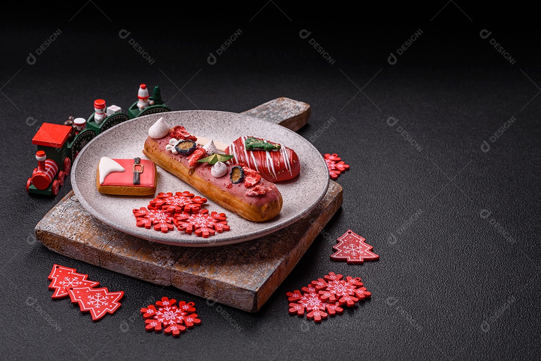 A imagem mostra picolés de bolo decorados, que são bolos em forma de picolé