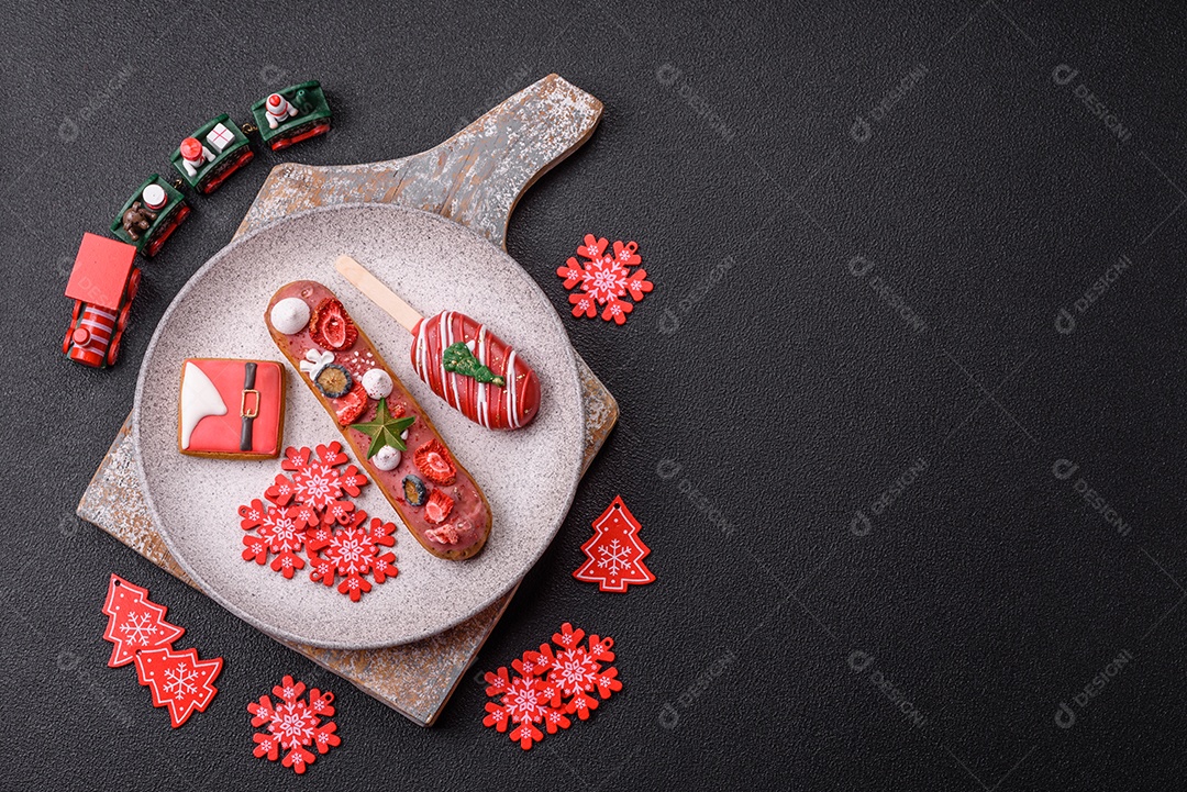 A imagem mostra éclairs (também conhecidas como bombas no Brasil) com decoração natalina