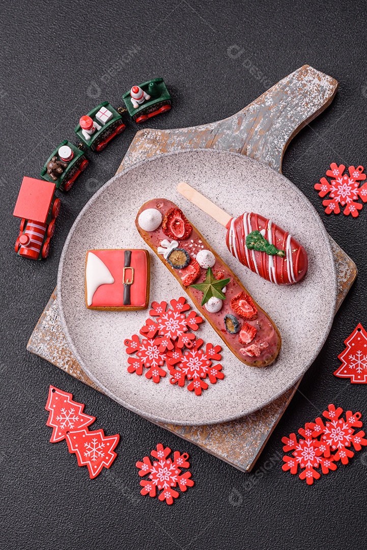 A imagem mostra éclairs (também conhecidas como bombas no Brasil) com decoração natalina