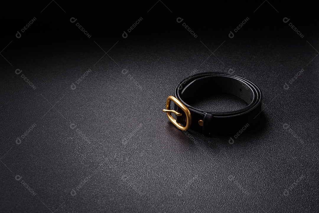 Cinto de couro em uma mesa de concreto
