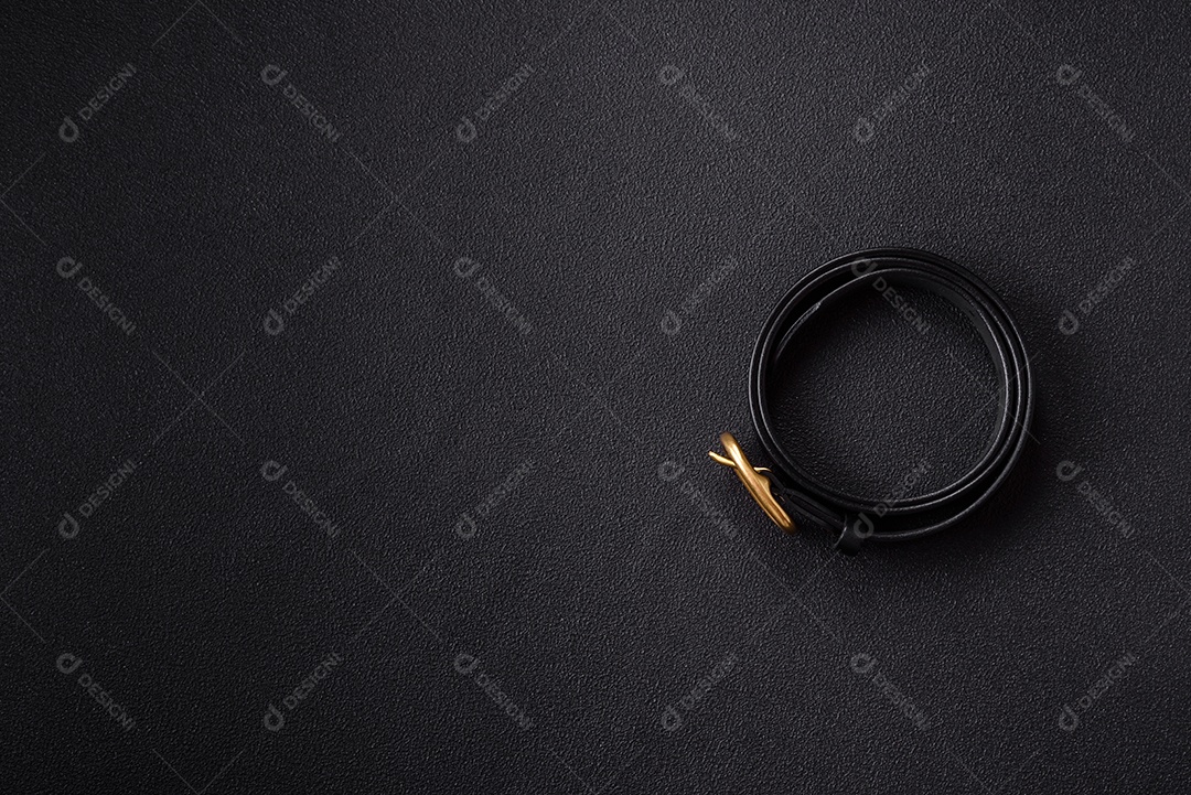 Cinto de couro em uma mesa de concreto