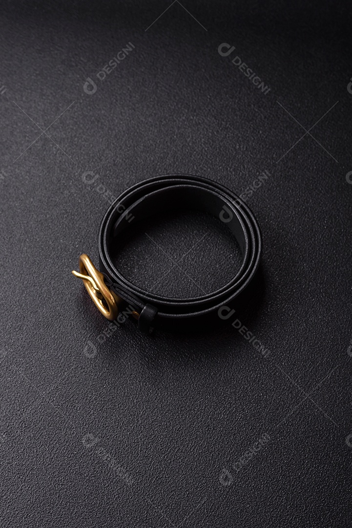 Cinto de couro em uma mesa de concreto