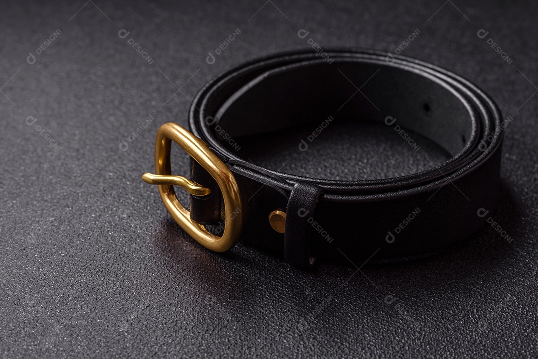 Cinto de couro em uma mesa de concreto