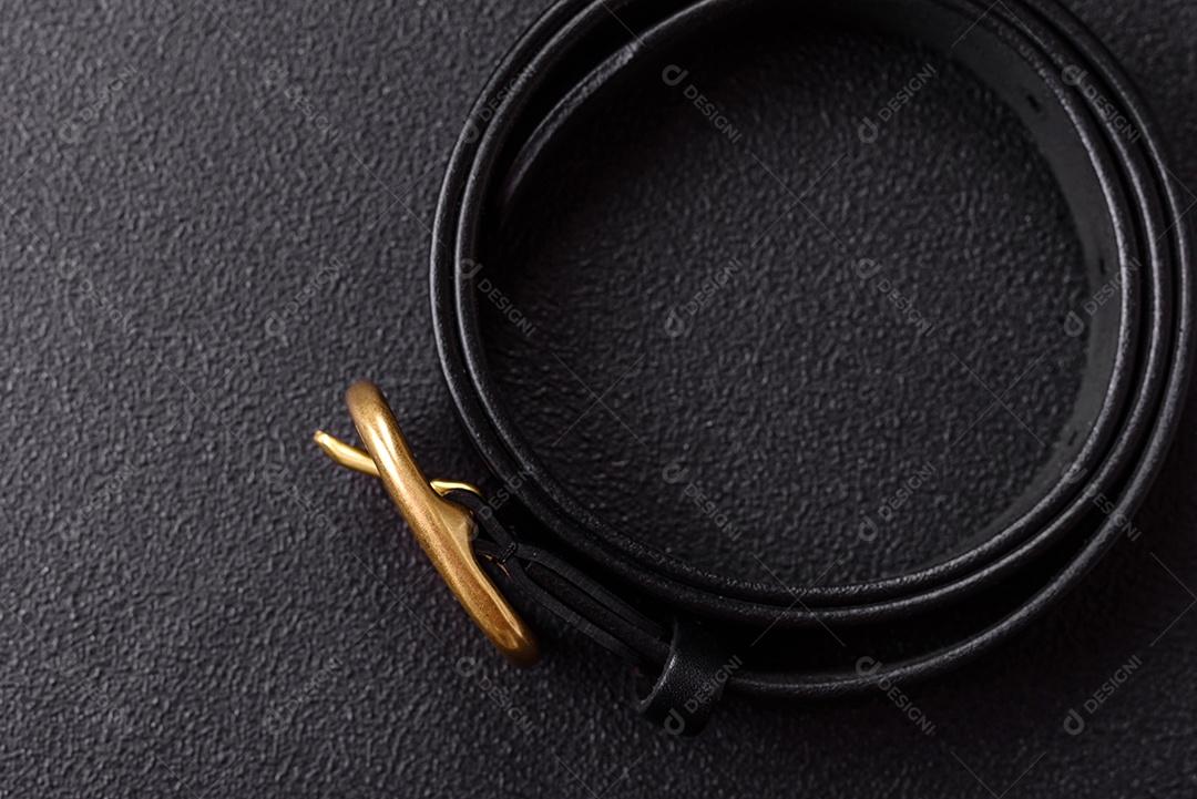 Cinto de couro em uma mesa de concreto