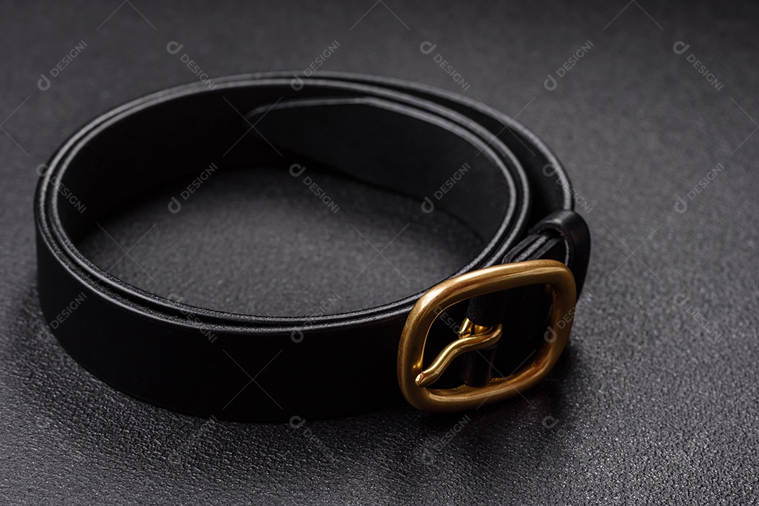 Cinto de couro em uma mesa de concreto