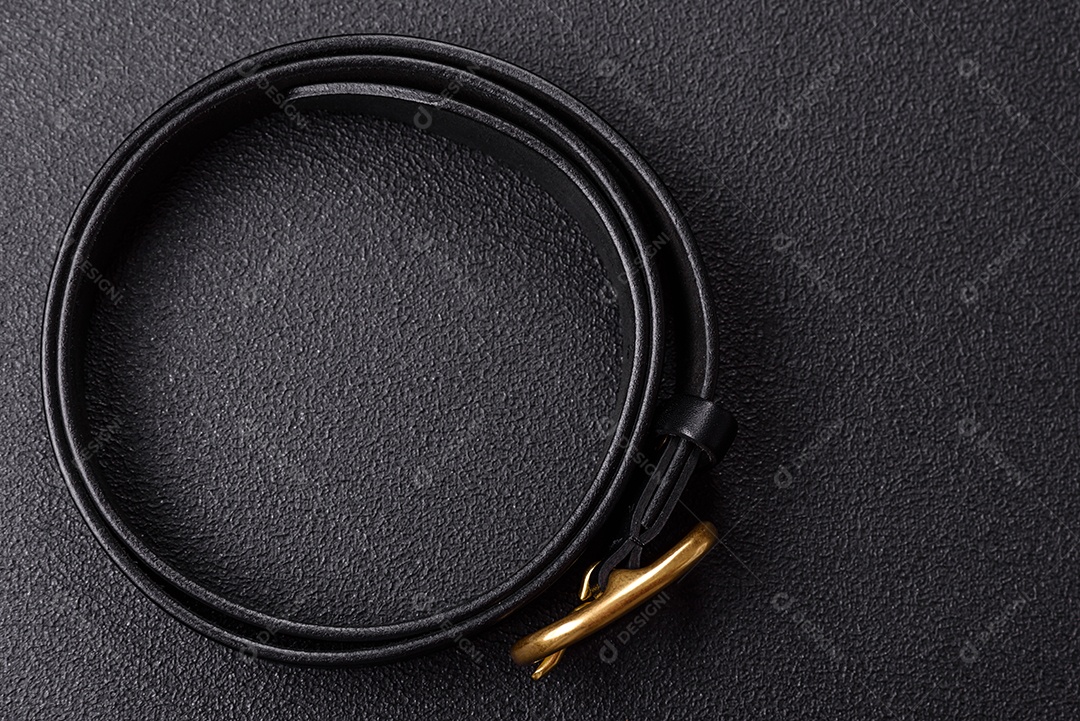 Cinto de couro em uma mesa de concreto