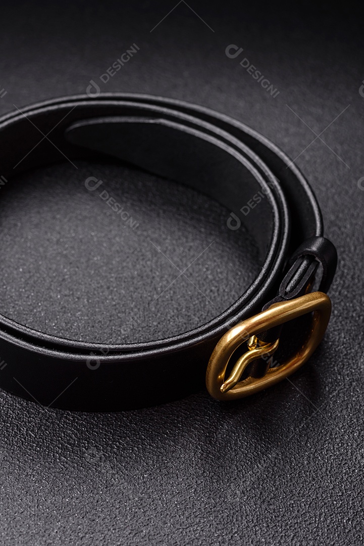 Cinto de couro em uma mesa de concreto