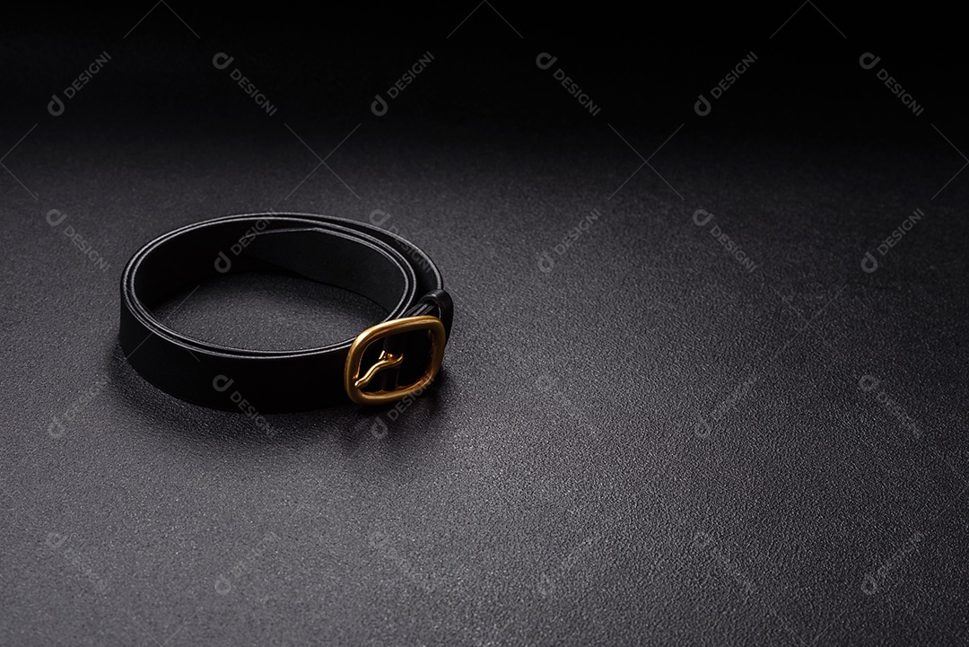 Cinto de couro em uma mesa de concreto