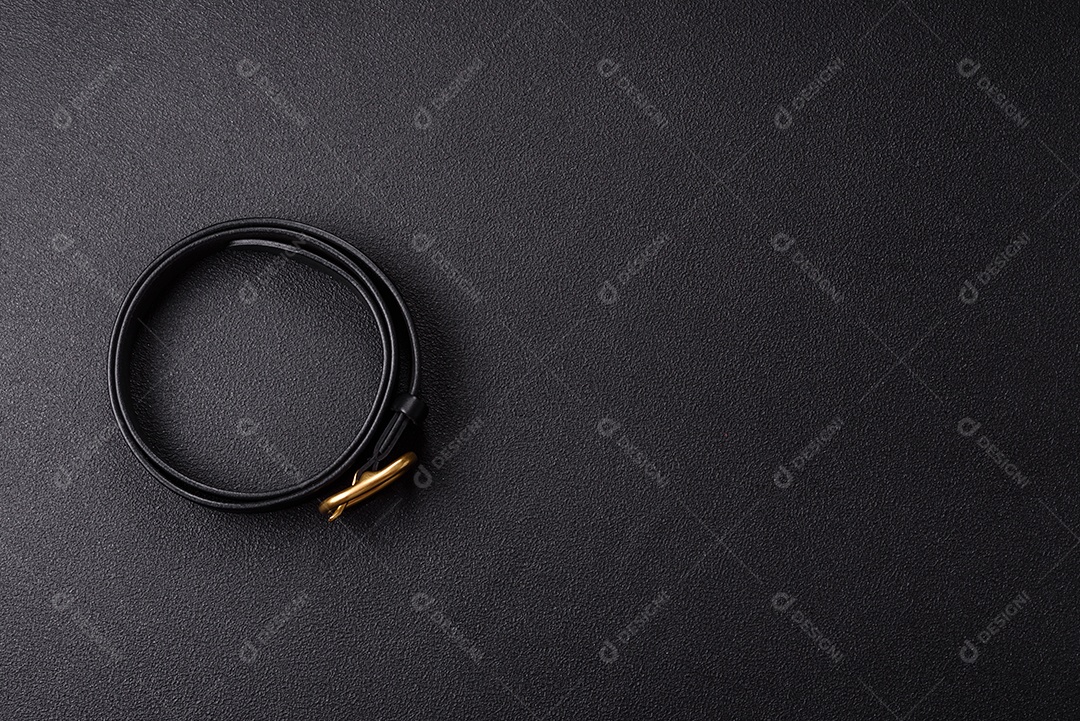 Cinto de couro em uma mesa de concreto