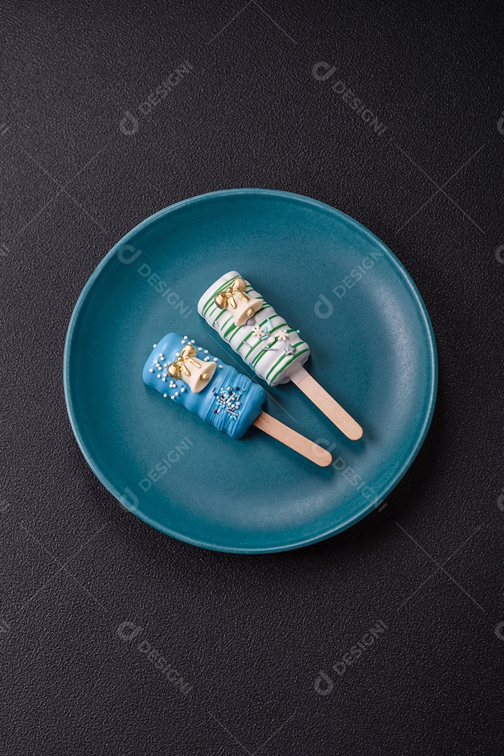 A imagem mostra picolés e biscoitos decorados, que são tipos de doces ou sobremesas