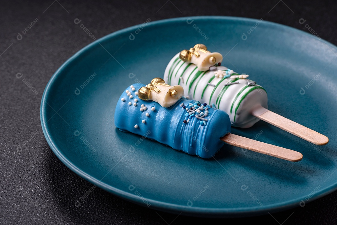 A imagem mostra picolés e biscoitos decorados, que são tipos de doces ou sobremesas