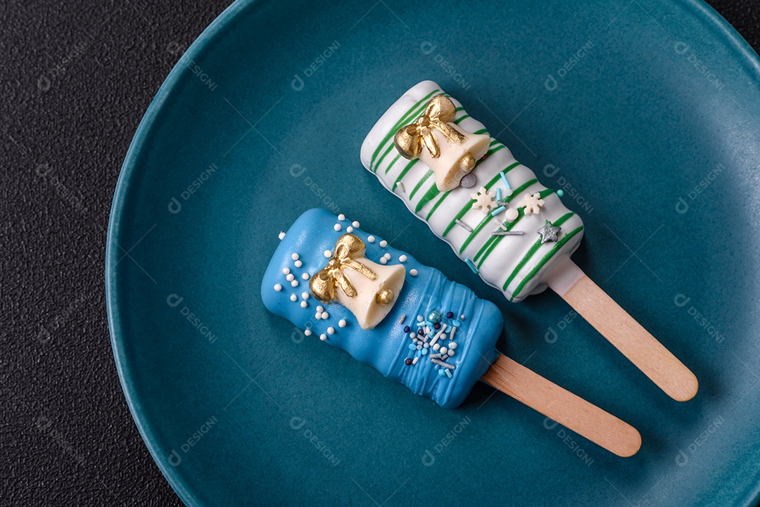 A imagem mostra picolés e biscoitos decorados, que são tipos de doces ou sobremesas