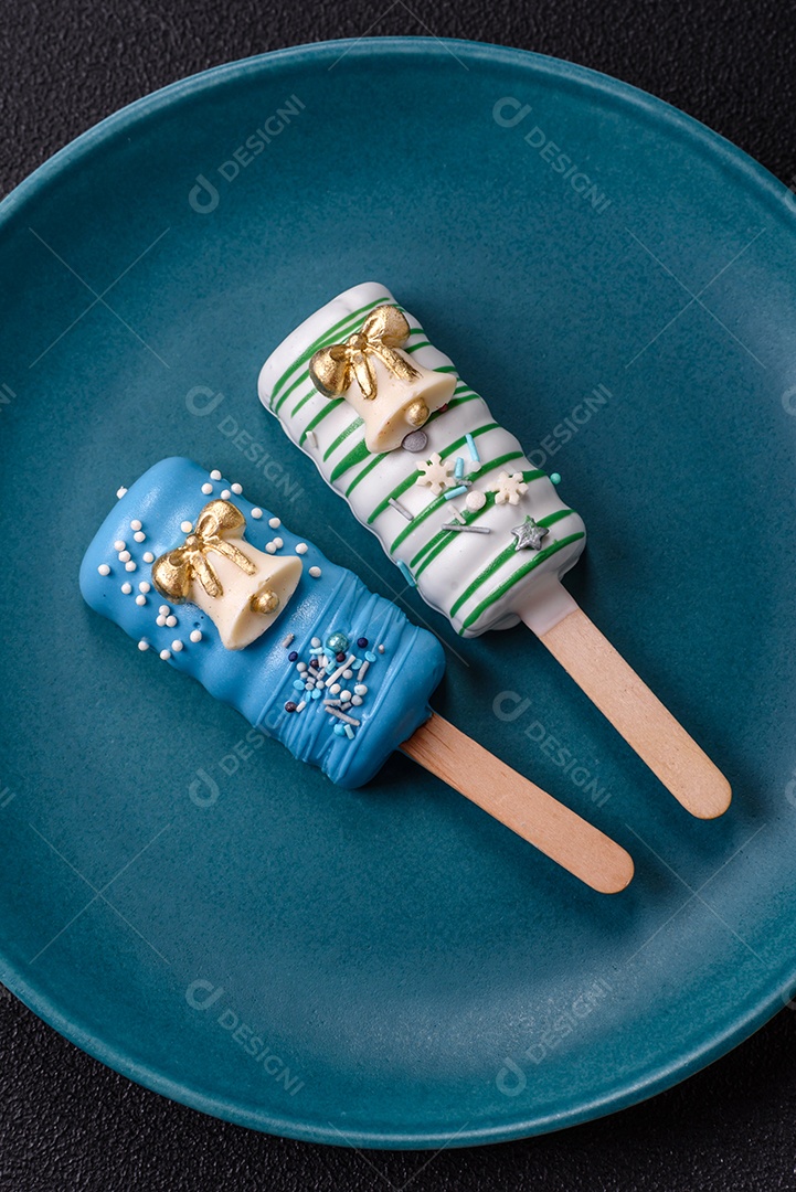 A imagem mostra picolés e biscoitos decorados, que são tipos de doces ou sobremesas