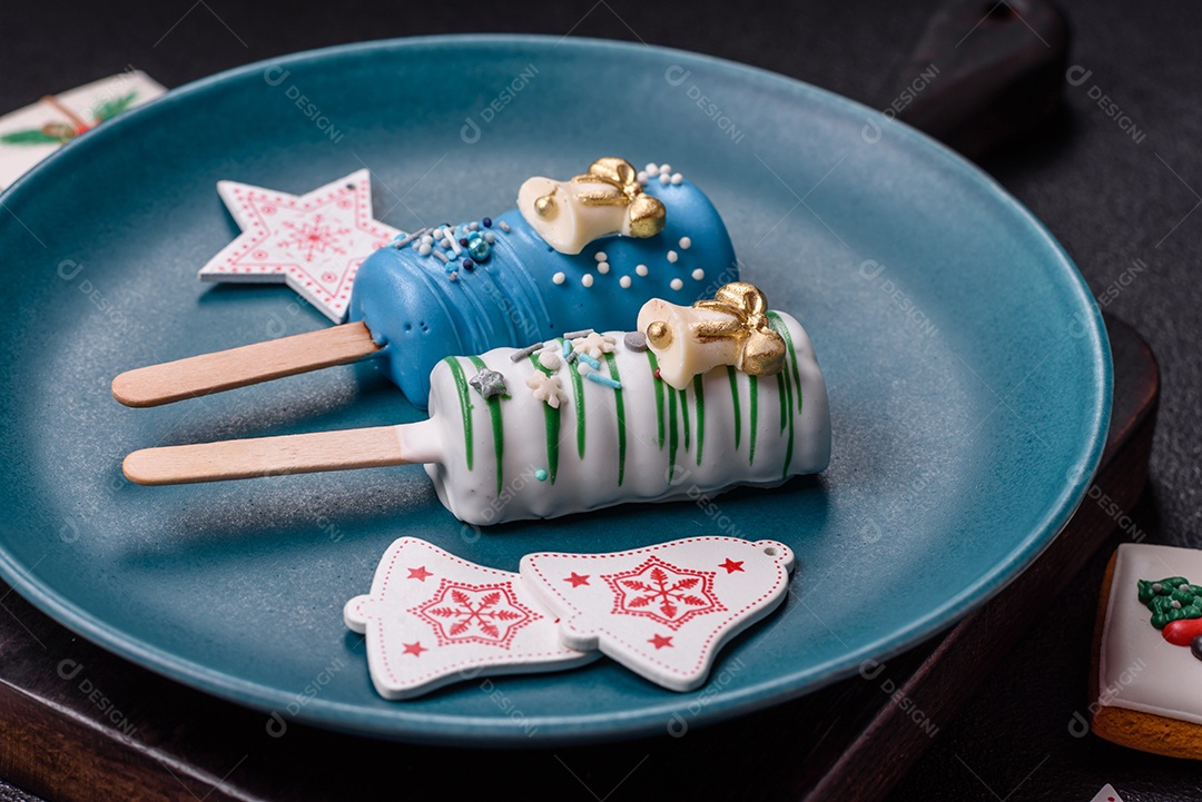 A imagem mostra picolés e biscoitos decorados, que são tipos de doces ou sobremesas