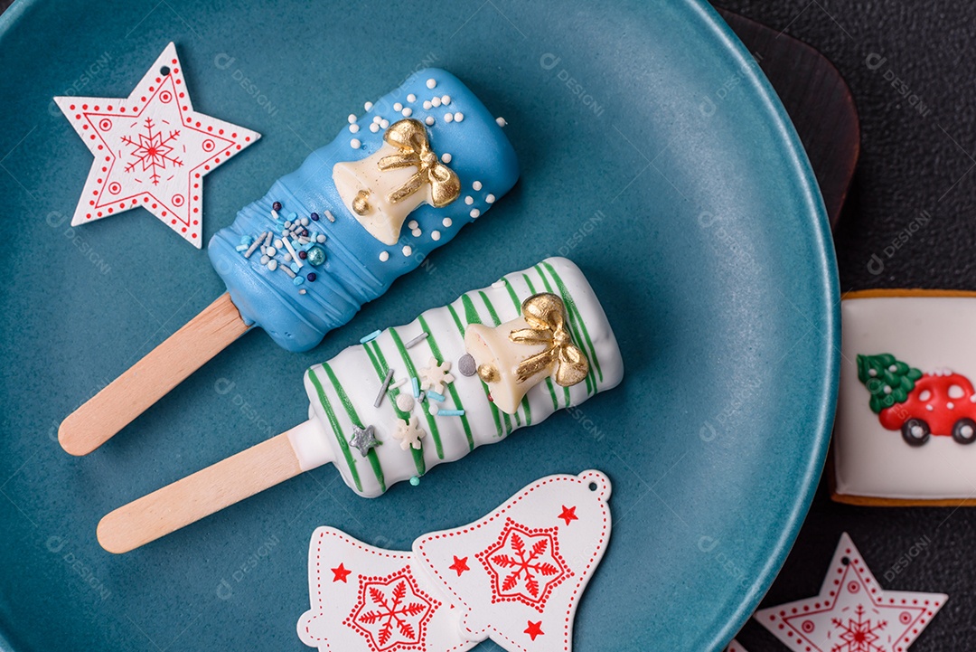 A imagem mostra picolés e biscoitos decorados, que são tipos de doces ou sobremesas