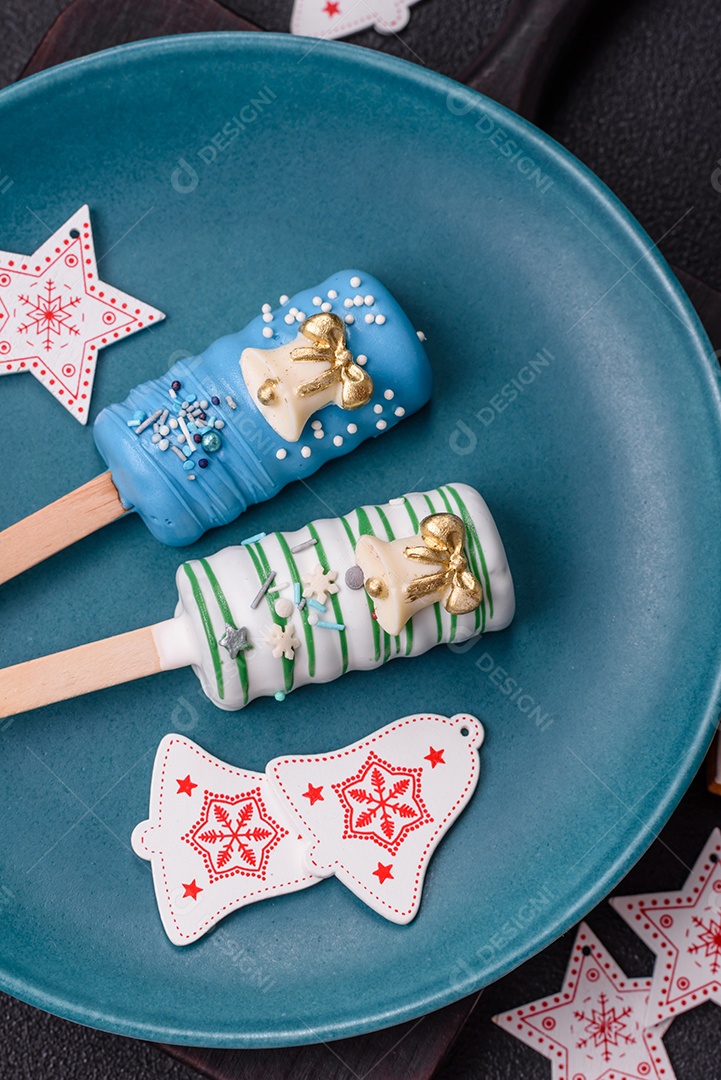 A imagem mostra picolés e biscoitos decorados, que são tipos de doces ou sobremesas