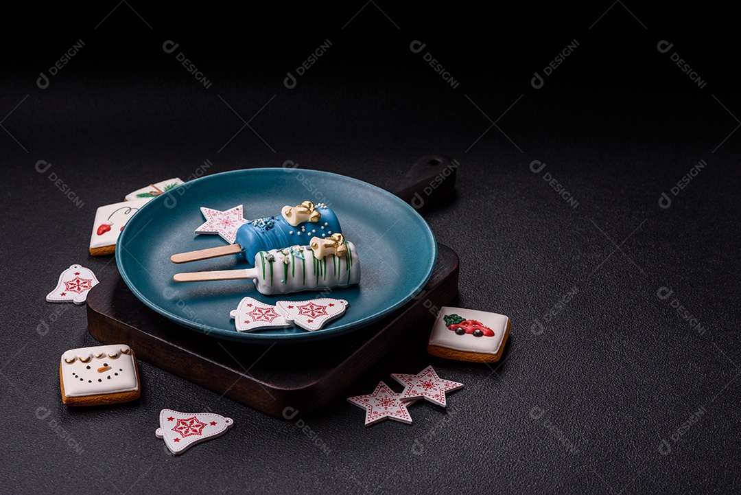 A imagem mostra picolés e biscoitos decorados, que são tipos de doces ou sobremesas