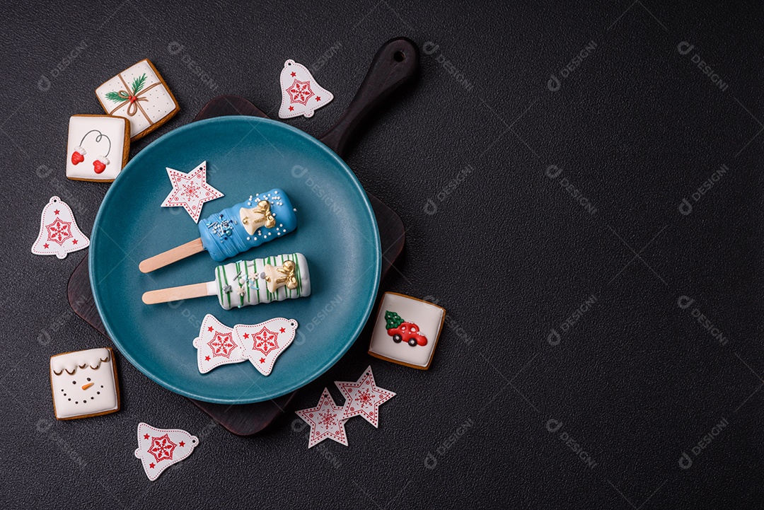 A imagem mostra picolés e biscoitos decorados, que são tipos de doces ou sobremesas